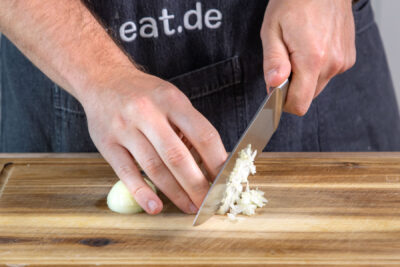 Zwiebel würfeln
