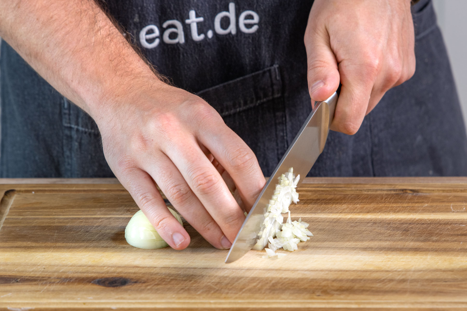 Zwiebel würfeln