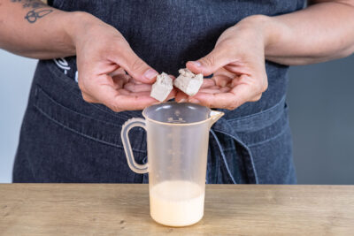 Hefe zur Milch geben
