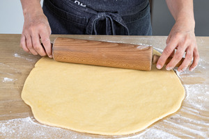 Hefeteig ausrollen