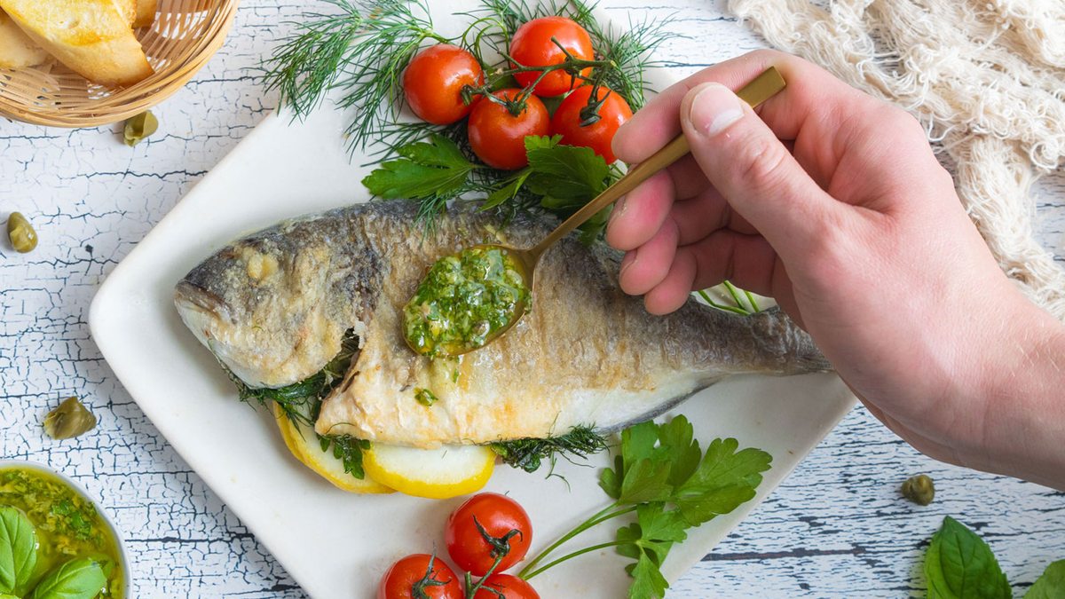 Dorade in der Pfanne zubereiten - eat.de
