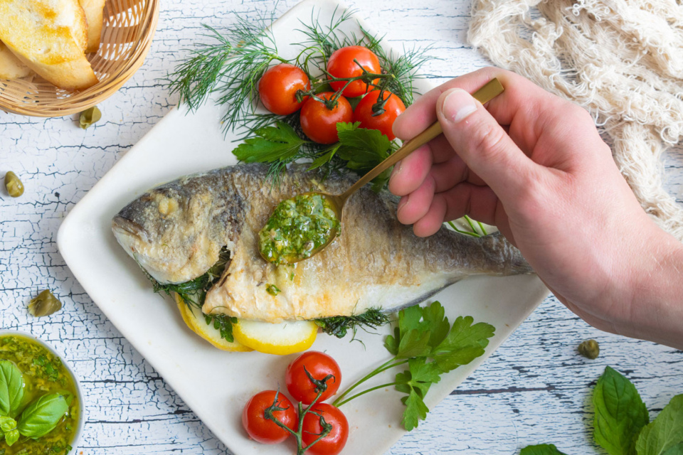 Dorade in der Pfanne zubereiten - eat.de