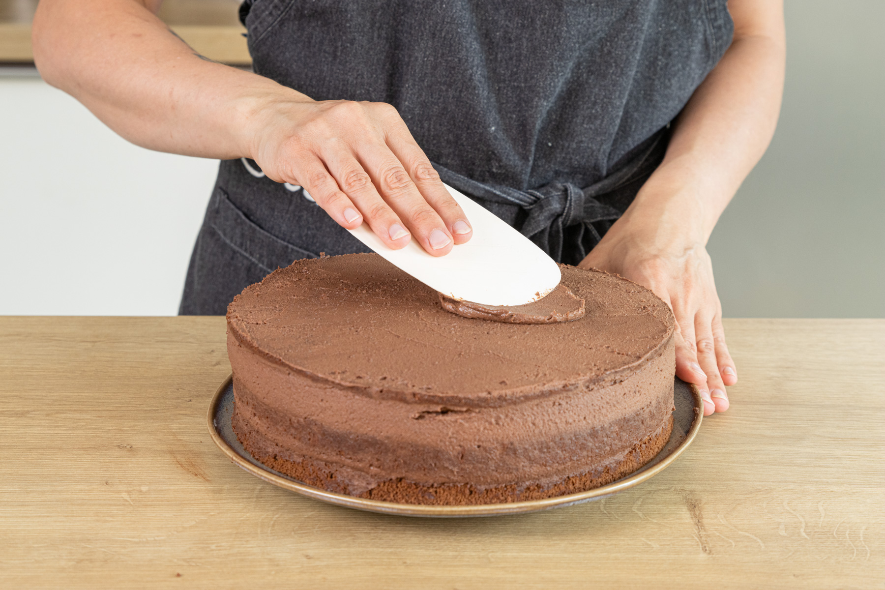 Schokosahnetorte einstreichen