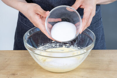 Zucker zur weichen Butter geben