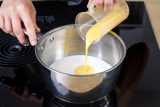 Eierlikör zur Milch geben