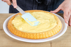 Pudding auf dem Obstboden verteilen