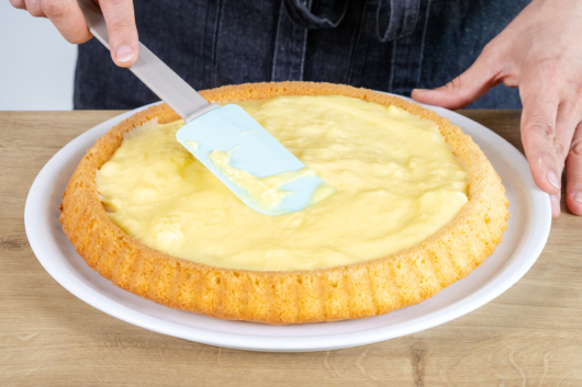 Pudding auf dem Obstboden verteilen