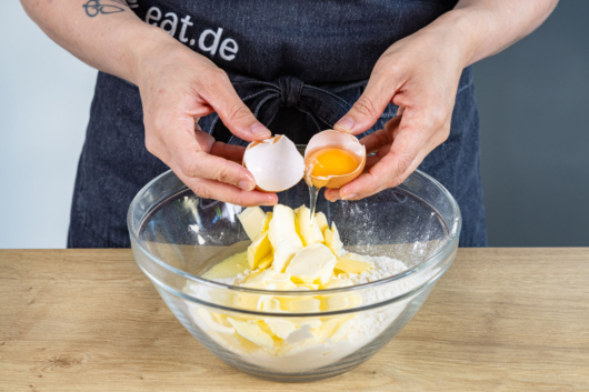 Ei zu den Zutaten geben