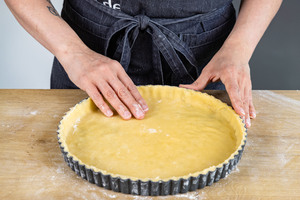 Mürbeteig in Form drücken