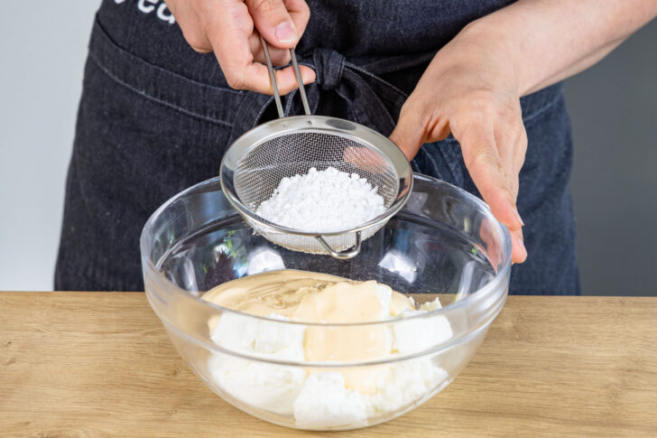 Puderzucker zur Quarkmasse geben