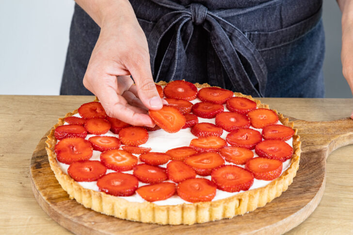 Erdbeeren auf Quark verteilen