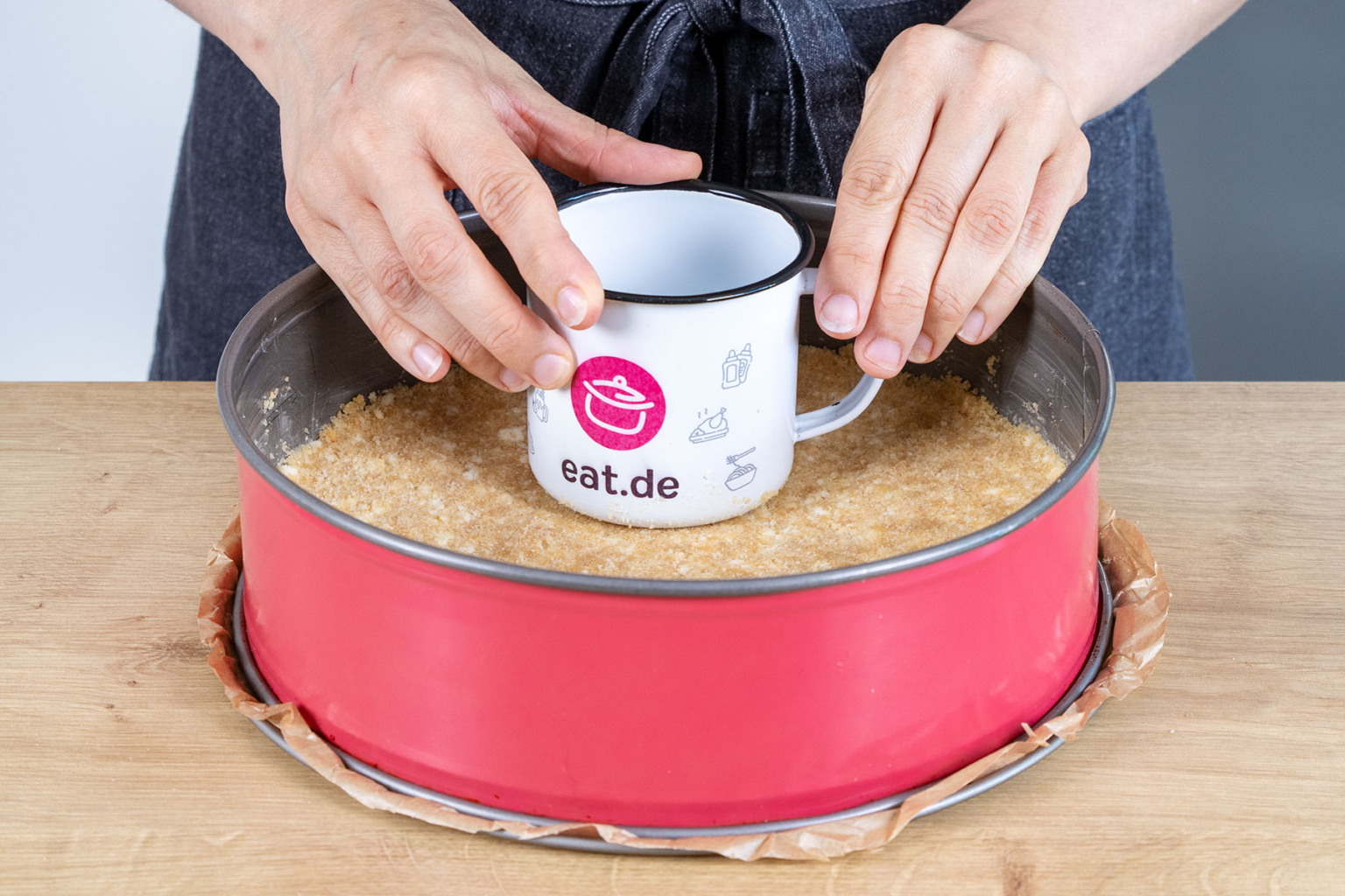 Schneller Erdbeerkuchen ohne Backen mit Keksboden