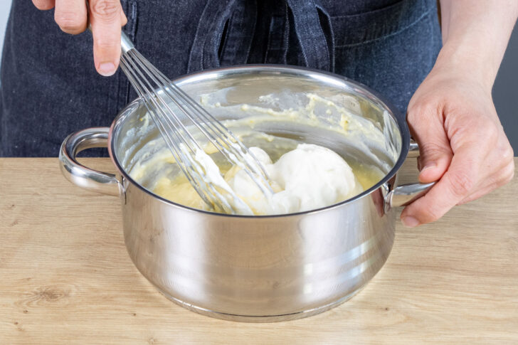 Schmand unter den Pudding rühren