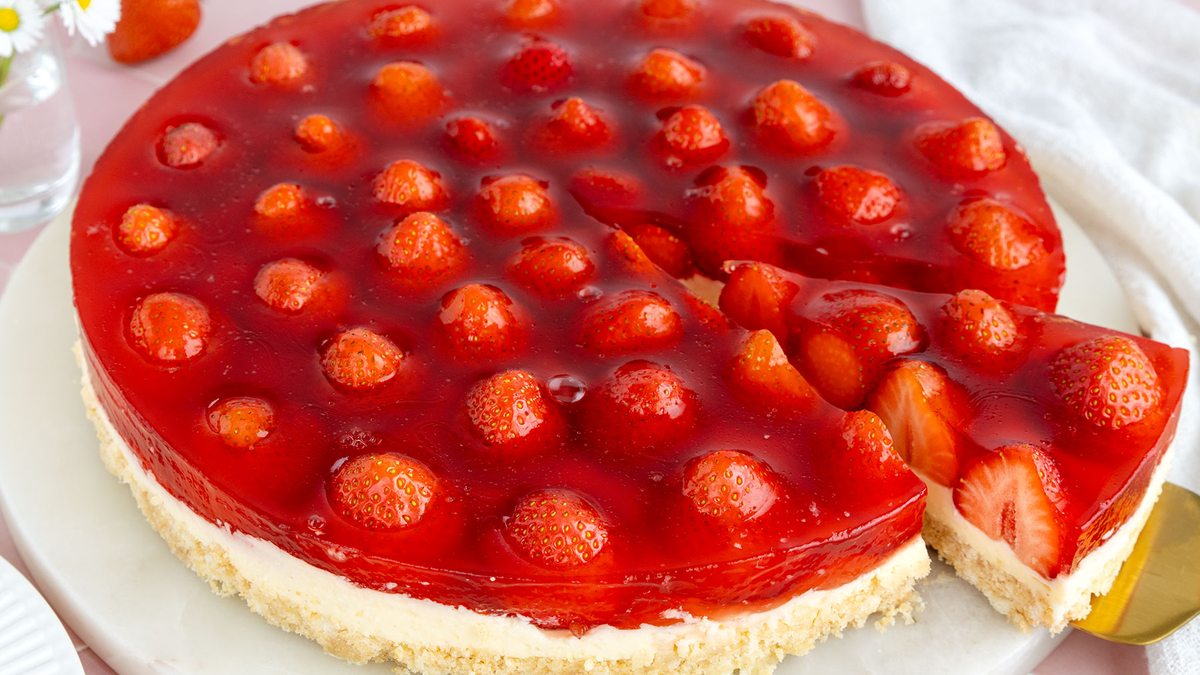 Schneller Erdbeerkuchen ohne Backen mit Keksboden