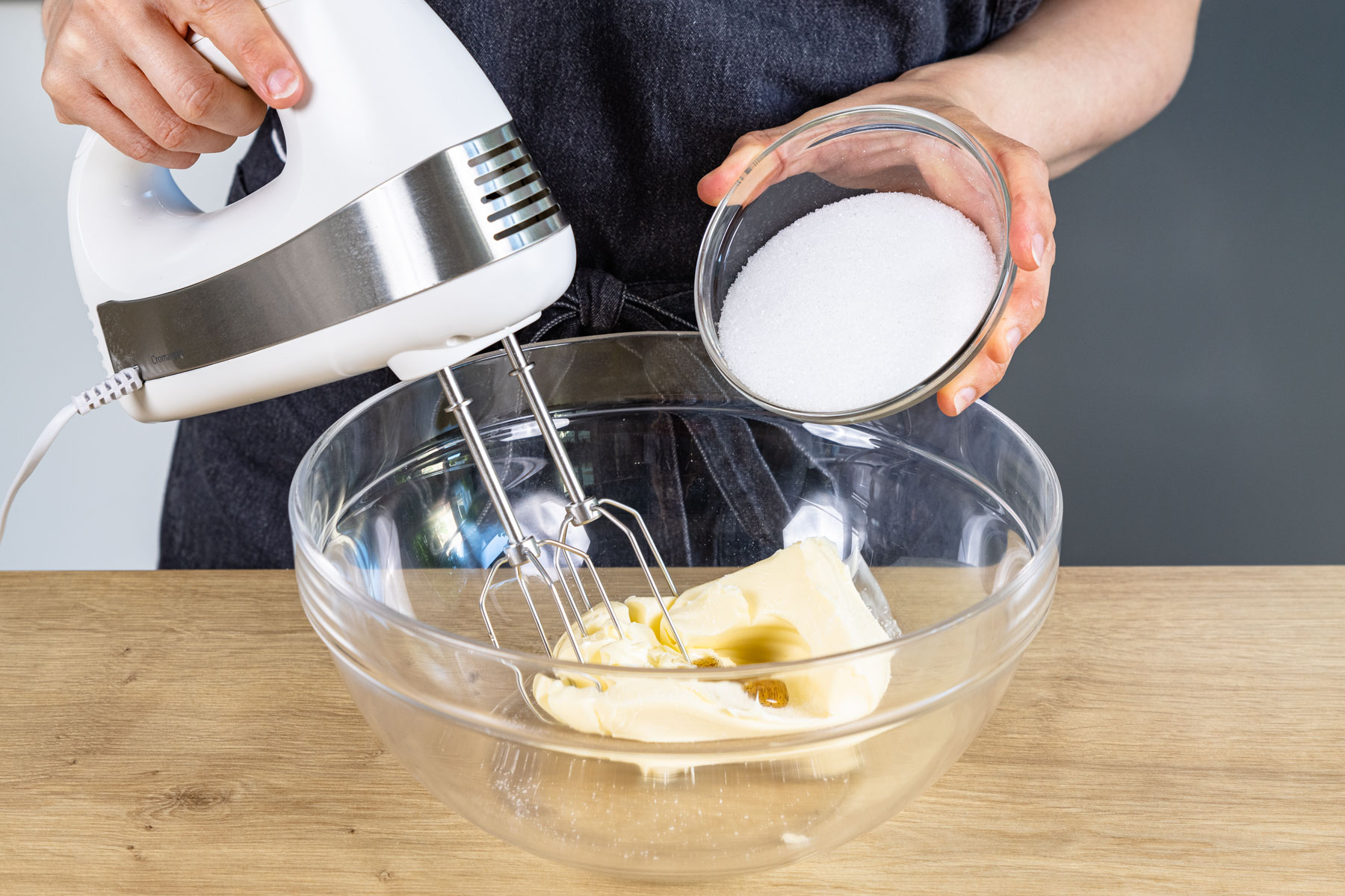 Zucker zu Butter geben