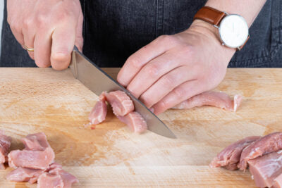 Schweinefilet in Streifen schneiden