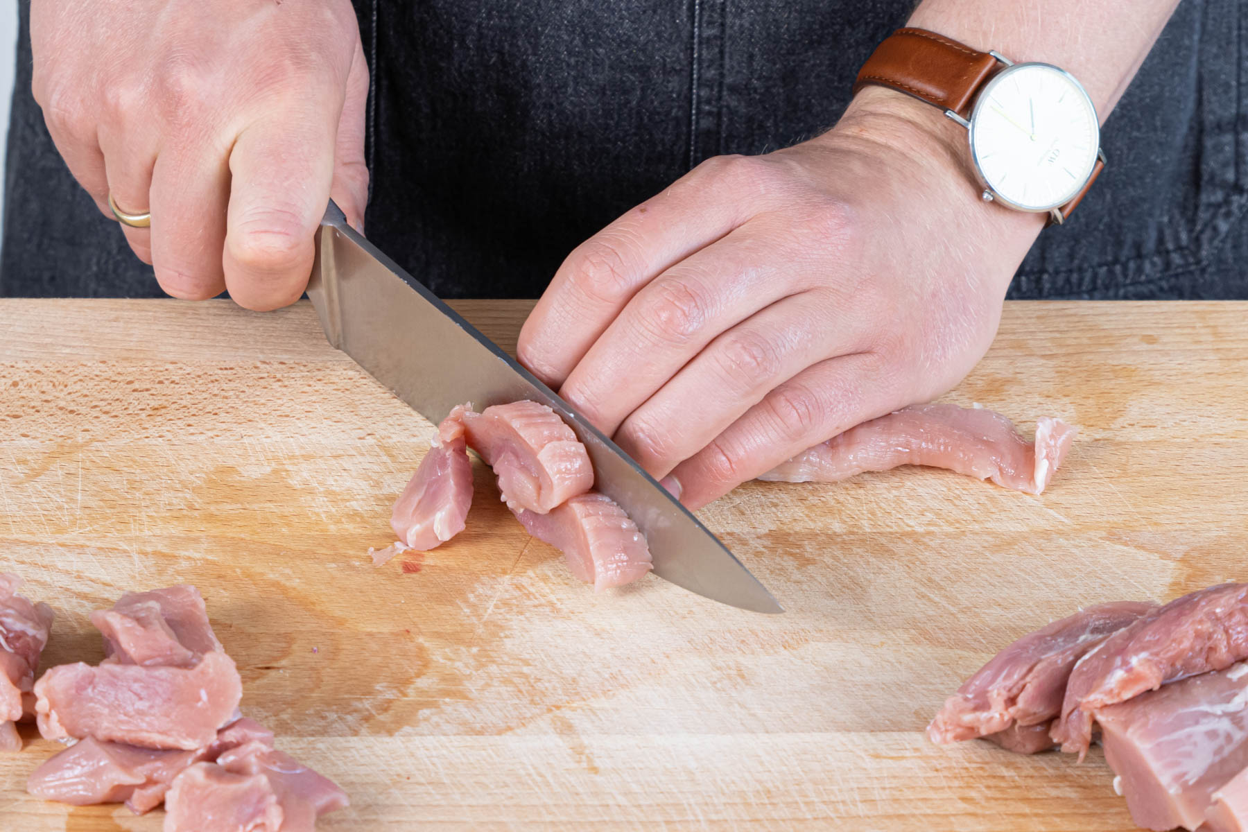 Schweinefilet in Streifen schneiden