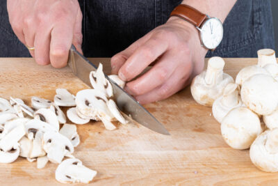 Champignons in Scheiben schneiden