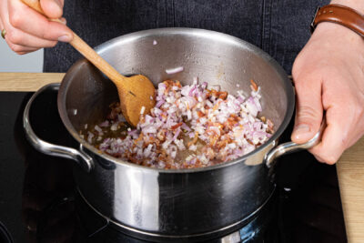 Zwiebeln und Knoblauch anbraten