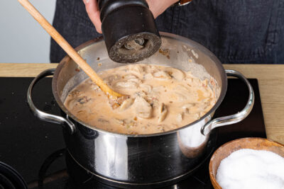 Filetstreifen zum Filettopf geben und abschmecken