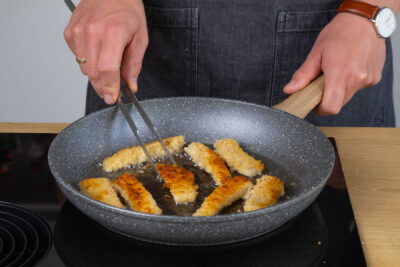 Fischstäbchen in der Pfanne anbraten