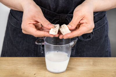 Hefe in Milch geben