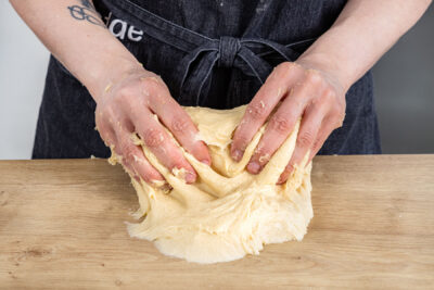 Teig für Französische Brioche kneten