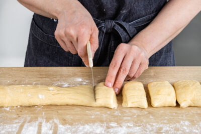 Teig für Französische Brioche schneiden