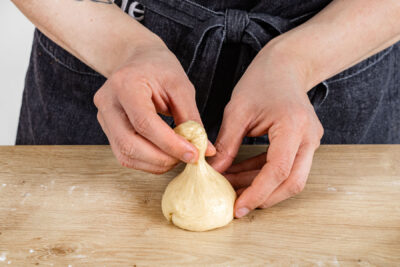 Teig für Französische Brioche formen