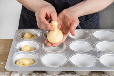 Teiglinge für Französische Brioche in Form geben