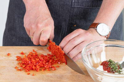 Spitzpaprika fein würfeln