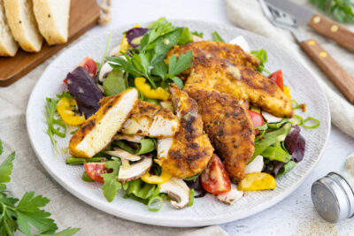 Gebratene Hähncheninnenfilets mit Salat