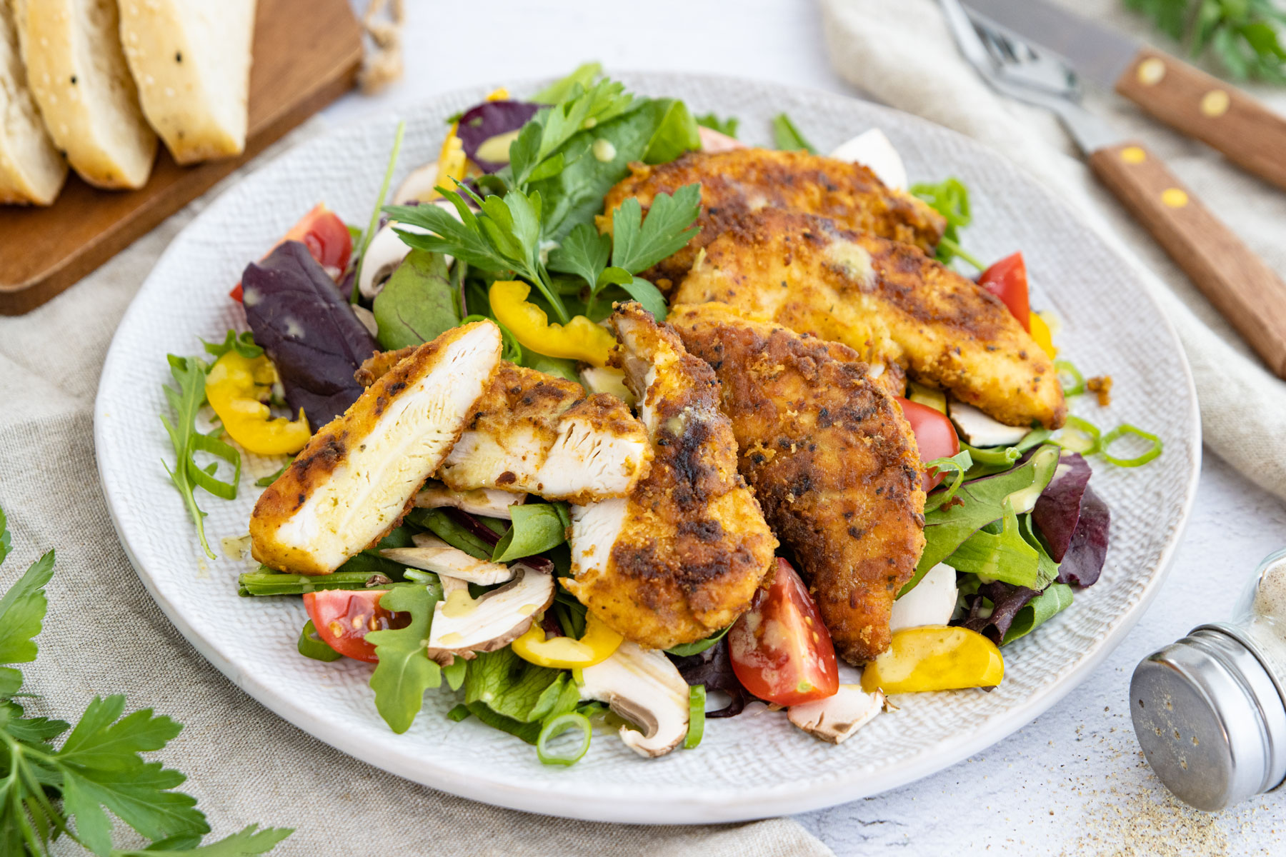 Gebratene Hähncheninnenfilets mit Salat