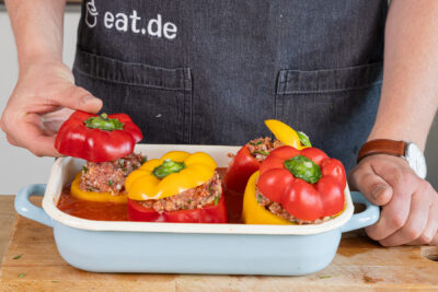 Gefüllte Paprika mit Tomatensoße garen