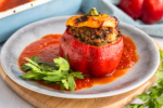 Gefüllte Paprika mit Hackfleisch und Tomatensoße im Backofen