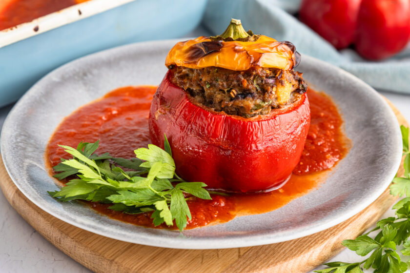 Gefüllte Paprika mit Hackfleisch und Tomatensoße im Backofen