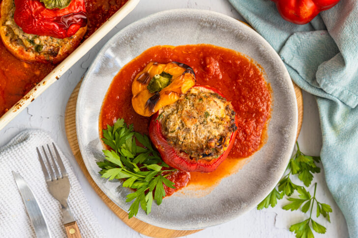 Gefüllte Paprika mit Hackfleisch und Tomatensoße im Backofen