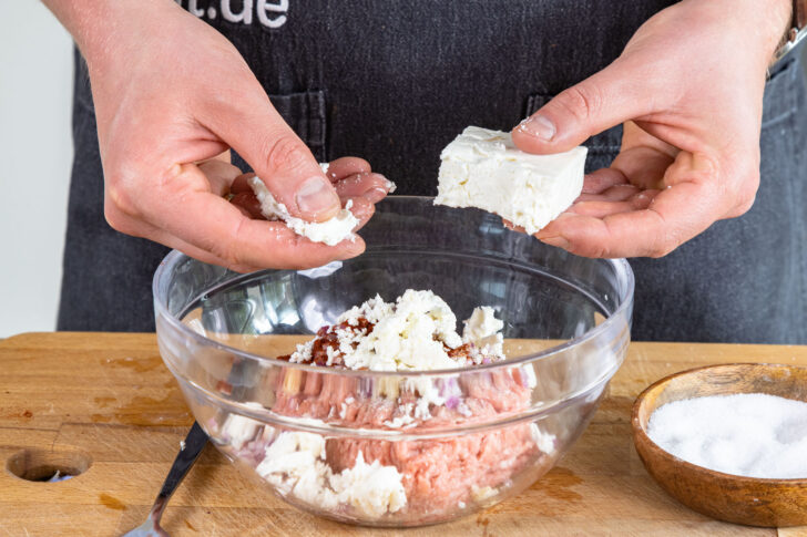 Feta dazu bröseln