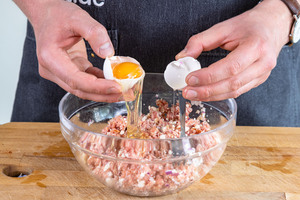 Ei zur Hackfleisch-Feta-Masse geben