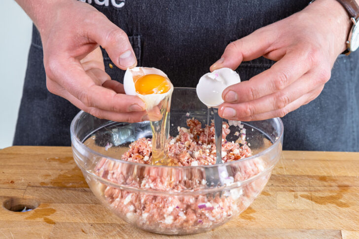 Ei zur Hackfleisch-Feta-Masse geben
