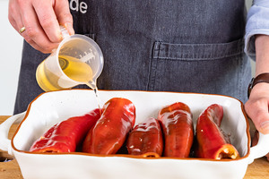 Gefüllte Spitzpaprika mit Gemüsebrühe & Weißwein begießen