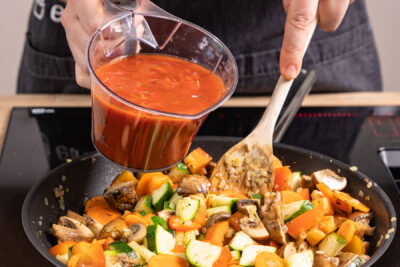 Gehackte Tomaten dazugeben