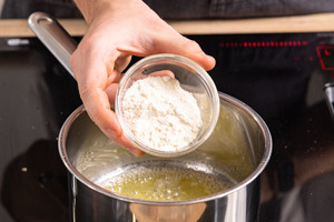 Mehl zur Butter geben