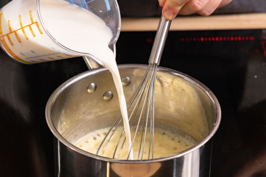 mit Milch aufgießen
