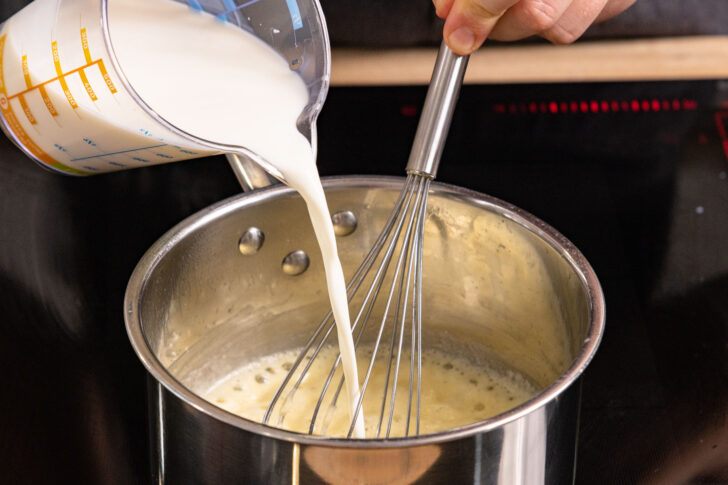 mit Milch aufgießen