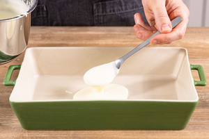 Soße in Auflaufform geben
