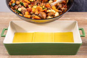 Gemüse auf Lasagneplatten verteilen