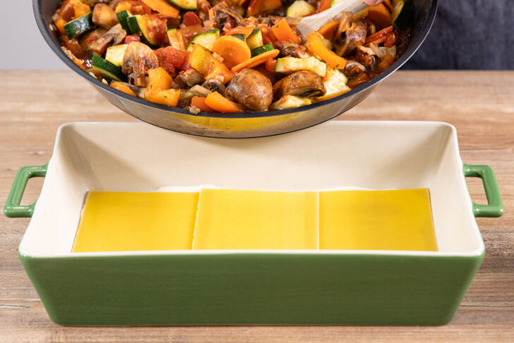 Gemüse auf Lasagneplatten verteilen