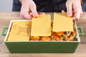 weitere Lasagneplatten auf Gemüse verteilen