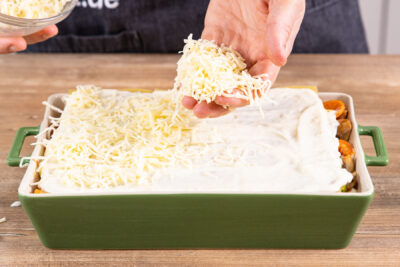Gemüselasagne mit Käse bestreuen